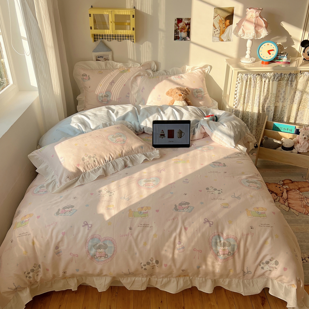 91家纺网 家纺一手货源 找家纺 六巷胡同 2026春夏新款韩系花边款卡通40支13070全棉四件套（第二系列）-风格二 花边小狗茶话会