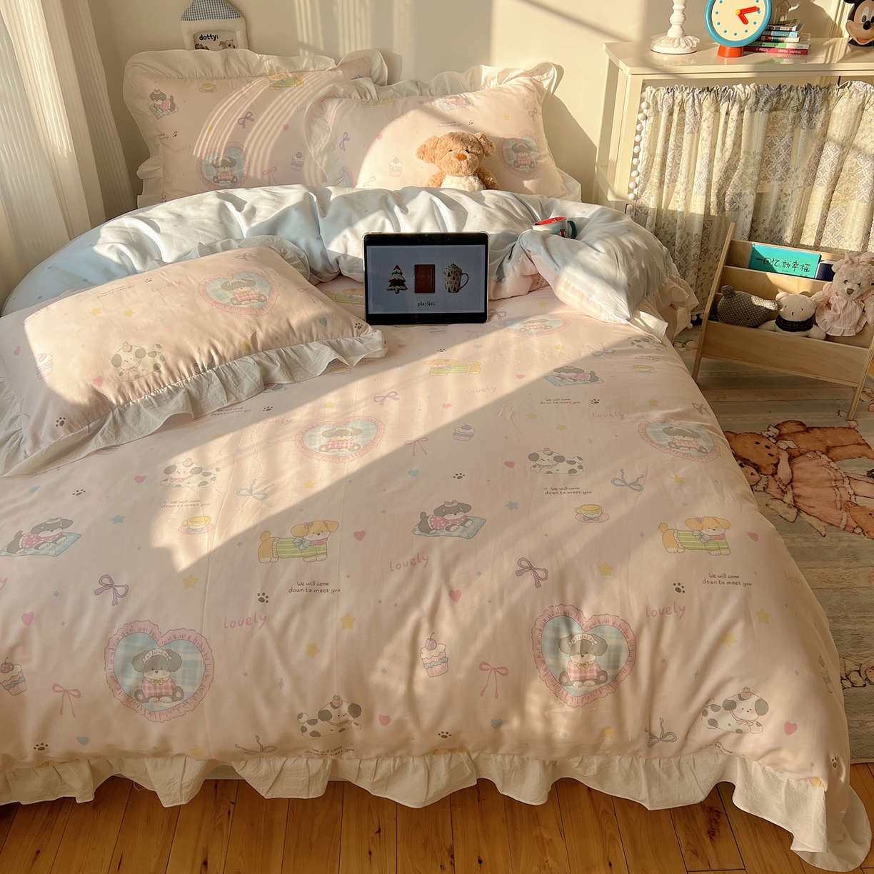 91家纺网 家纺一手货源 找家纺 六巷胡同 2026春夏新款韩系花边款卡通40支13070全棉四件套（第二系列）-风格二 花边小狗茶话会