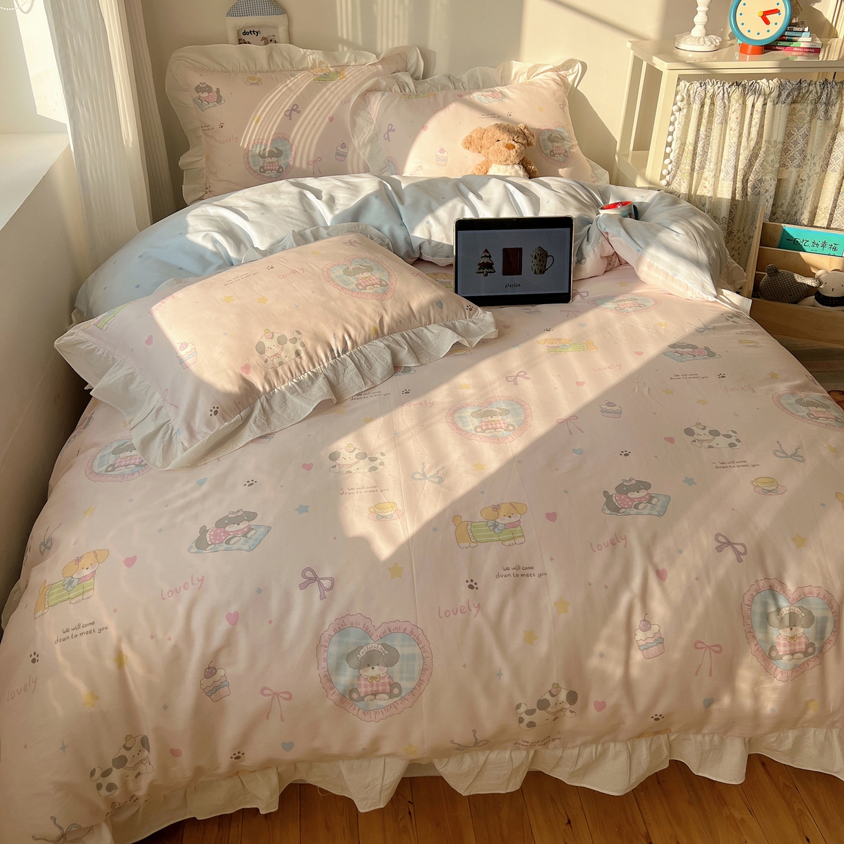 91家纺网 家纺一手货源 找家纺 六巷胡同 2026春夏新款韩系花边款卡通40支13070全棉四件套（第二系列）-风格二 花边小狗茶话会