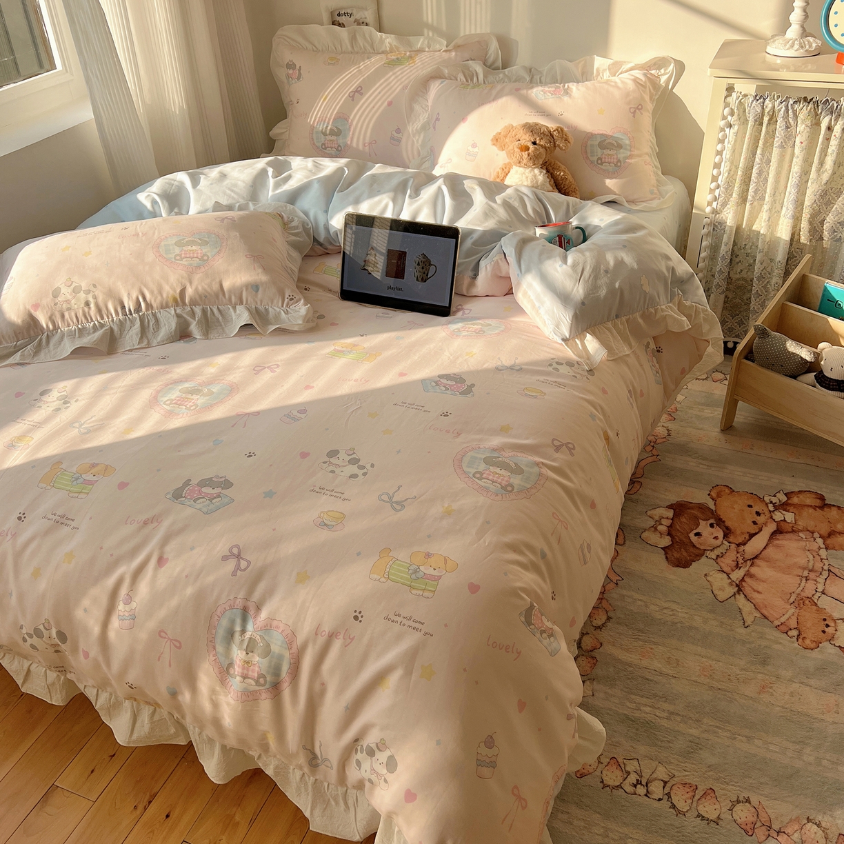 91家纺网 家纺一手货源 找家纺 六巷胡同 2026春夏新款韩系花边款卡通40支13070全棉四件套（第二系列）-风格二 花边小狗茶话会