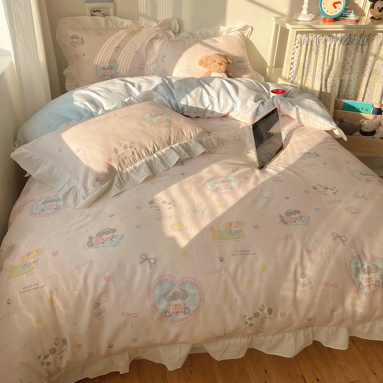 91家纺网 家纺一手货源 找家纺 六巷胡同 2026春夏新款韩系花边款卡通40支13070全棉四件套（第二系列）-风格二 花边小狗茶话会