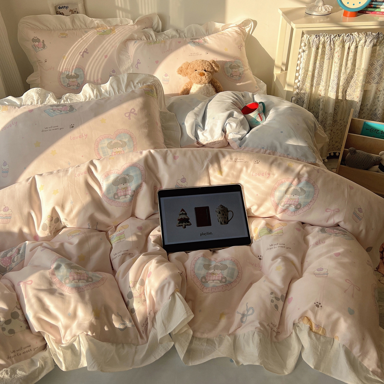 91家纺网 家纺一手货源 找家纺 六巷胡同 2026春夏新款韩系花边款卡通40支13070全棉四件套（第二系列）-风格二 花边小狗茶话会