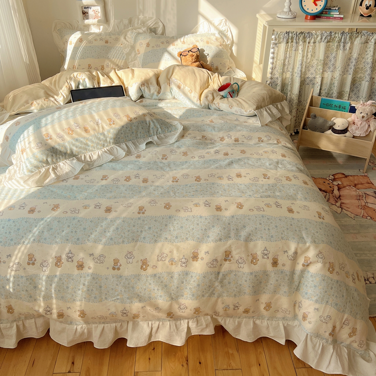 91家纺网 家纺一手货源 找家纺 六巷胡同 2026春夏新款韩系花边款卡通40支13070全棉四件套（第二系列）-风格二 花边熊友赏花集