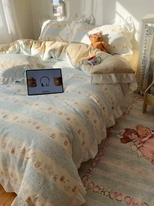 91家纺网 家纺一手货源 找家纺 六巷胡同 2026春夏新款韩系花边款卡通40支13070全棉四件套（第二系列）-风格二 花边熊友赏花集