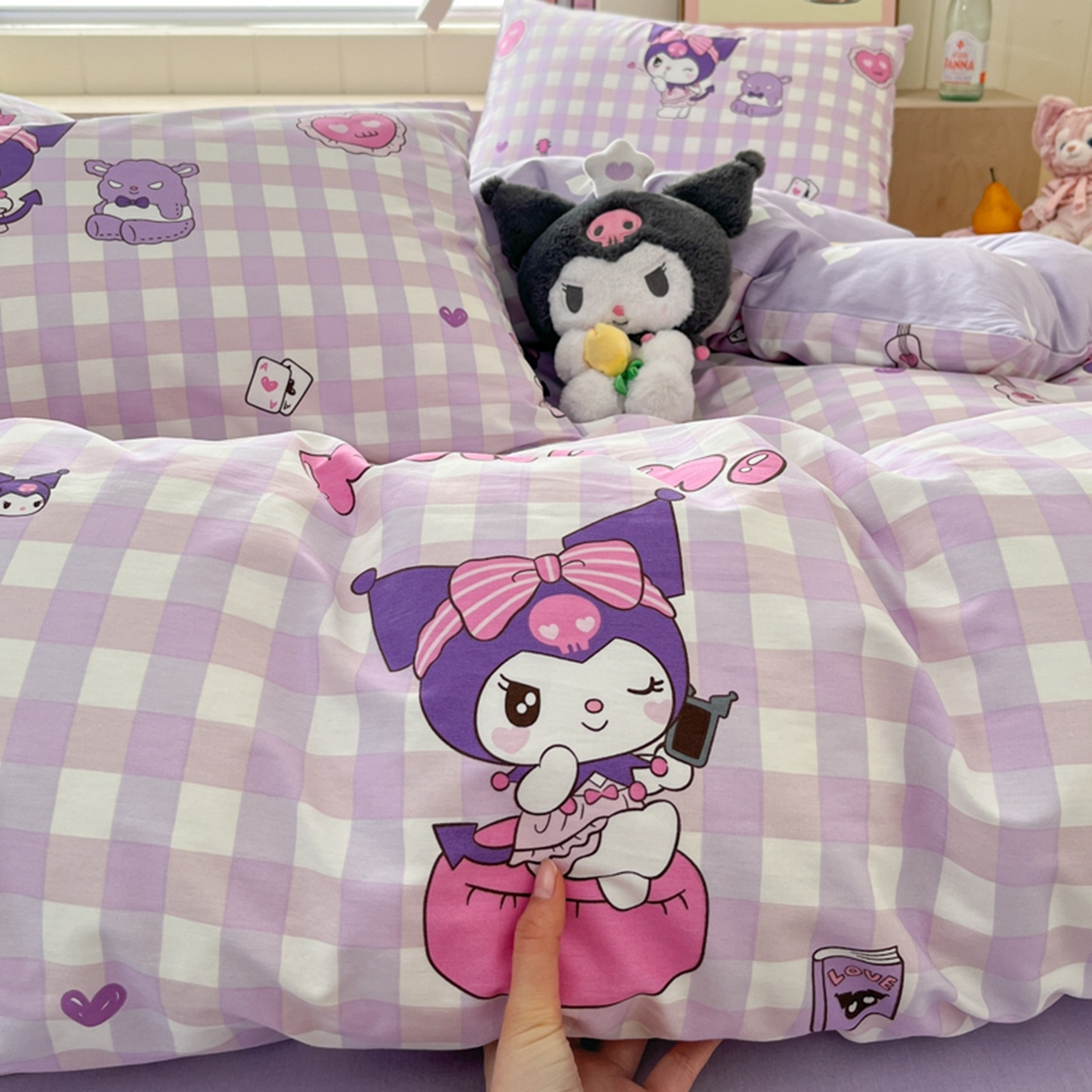 91家纺网 家纺一手货源 找家纺 博雅 2026新款三丽鸥全棉纯棉小版印花四件套 小方格库洛米