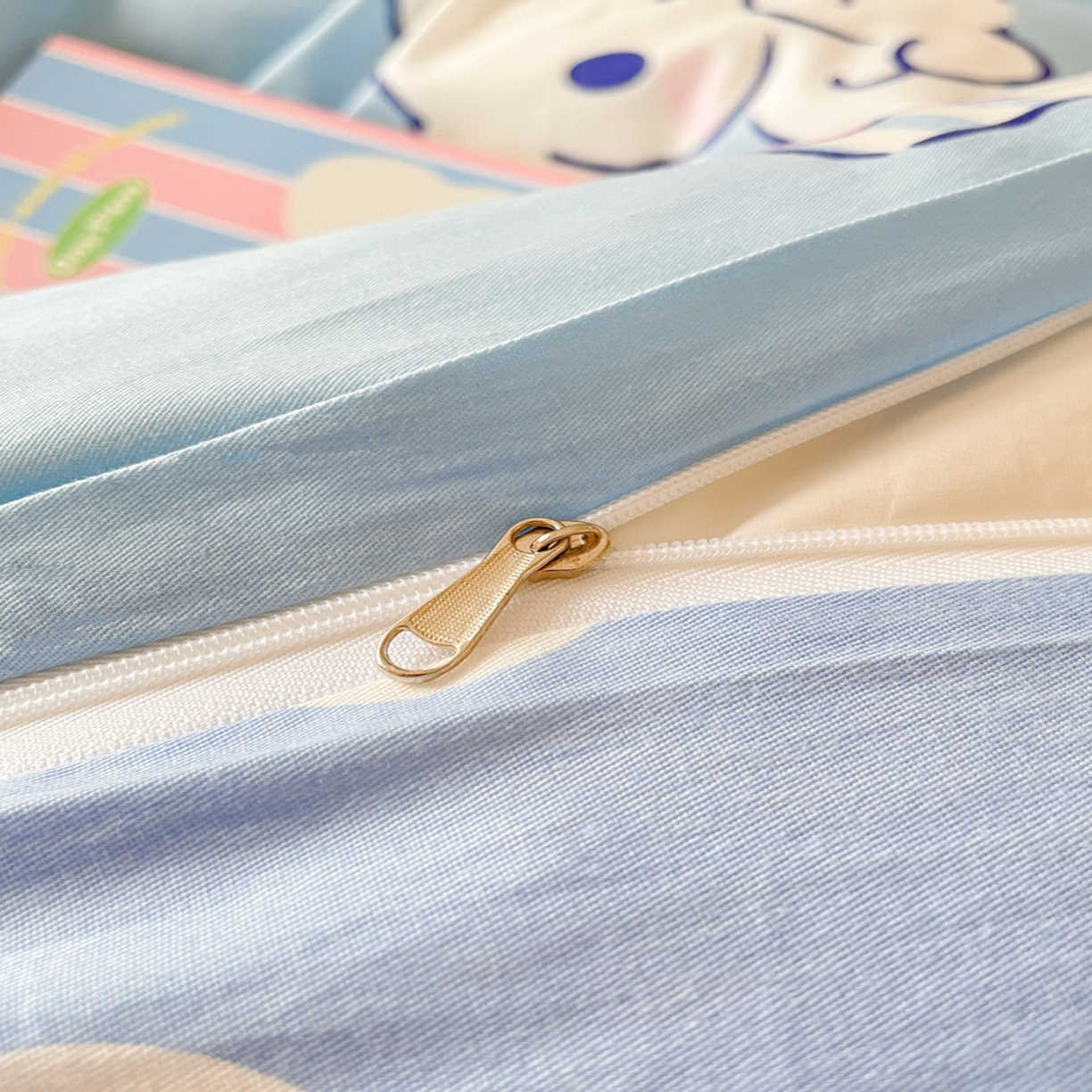 91家纺网 家纺一手货源 找家纺 博雅 2026新款三丽鸥全棉纯棉小版印花四件套 甜品玉桂狗