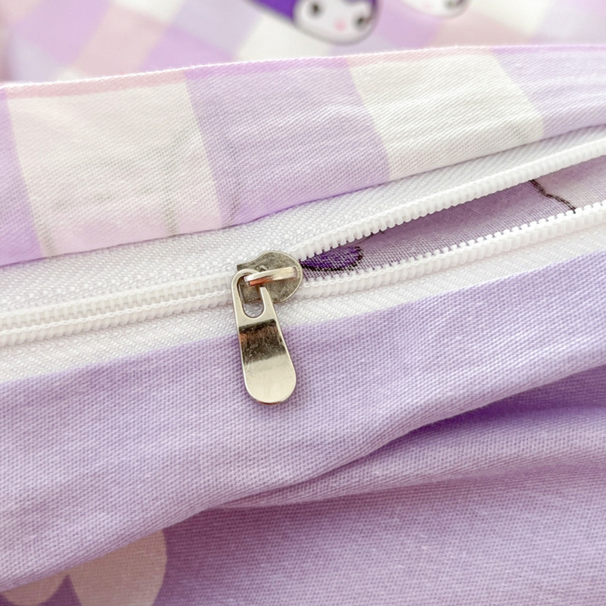 91家纺网 家纺一手货源 找家纺 博雅 2026新款三丽鸥全棉纯棉小版印花四件套 小方格库洛米