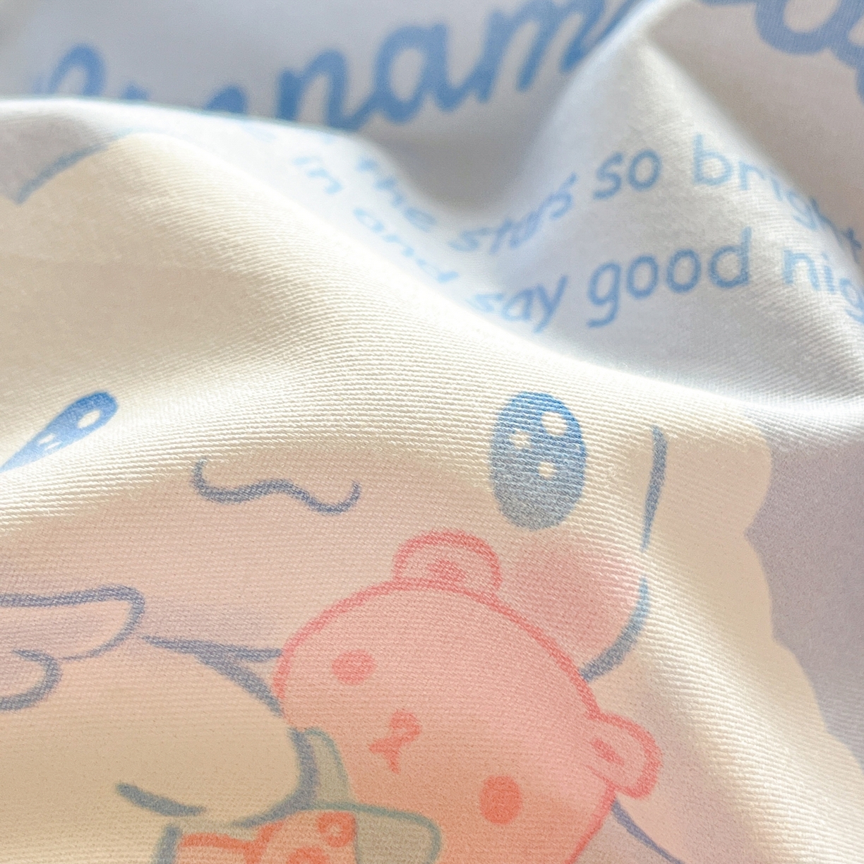 91家纺网 家纺一手货源 找家纺 博雅 2026新款三丽鸥全棉纯棉小版印花四件套 晚安玉桂狗