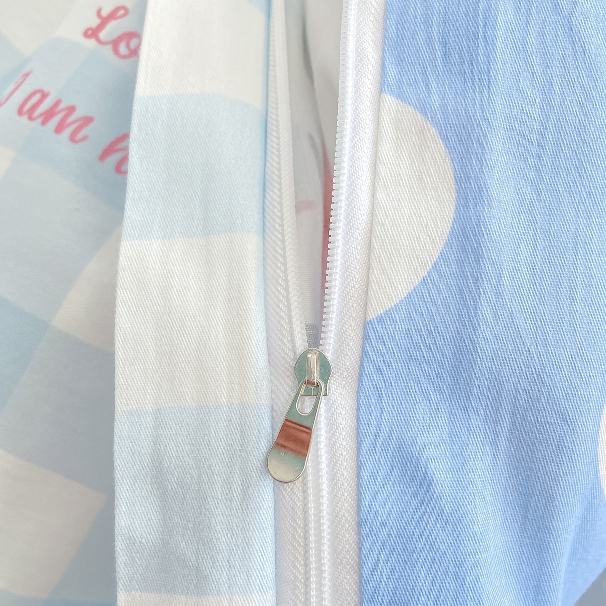 91家纺网 家纺一手货源 找家纺 博雅 2026新款三丽鸥全棉纯棉小版印花四件套 蓝色蝴蝶结KT