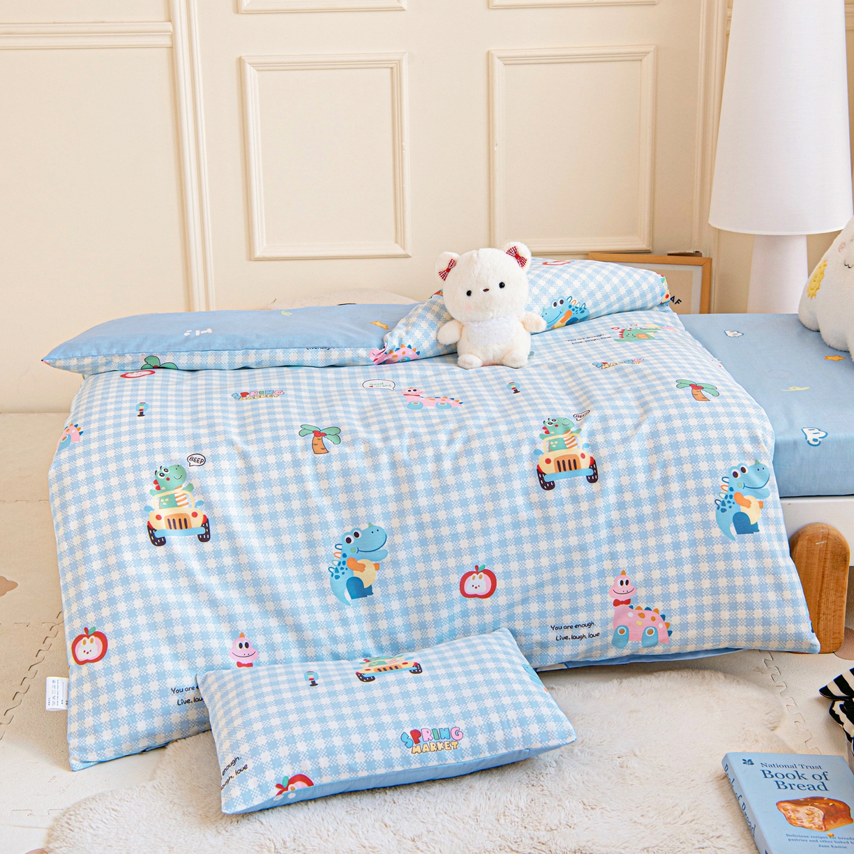 91家纺网 家纺一手货源 找家纺 乐秀家纺 2026新款全棉幼儿园被子三件套卡通纯棉被套被芯六件套 领结小熊
