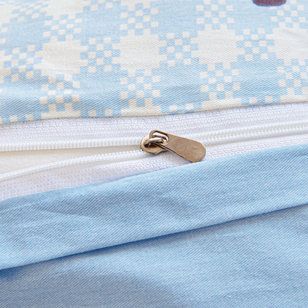 91家纺网 家纺一手货源 找家纺 乐秀家纺 2026新款全棉幼儿园被子三件套卡通纯棉被套被芯六件套 领结小熊