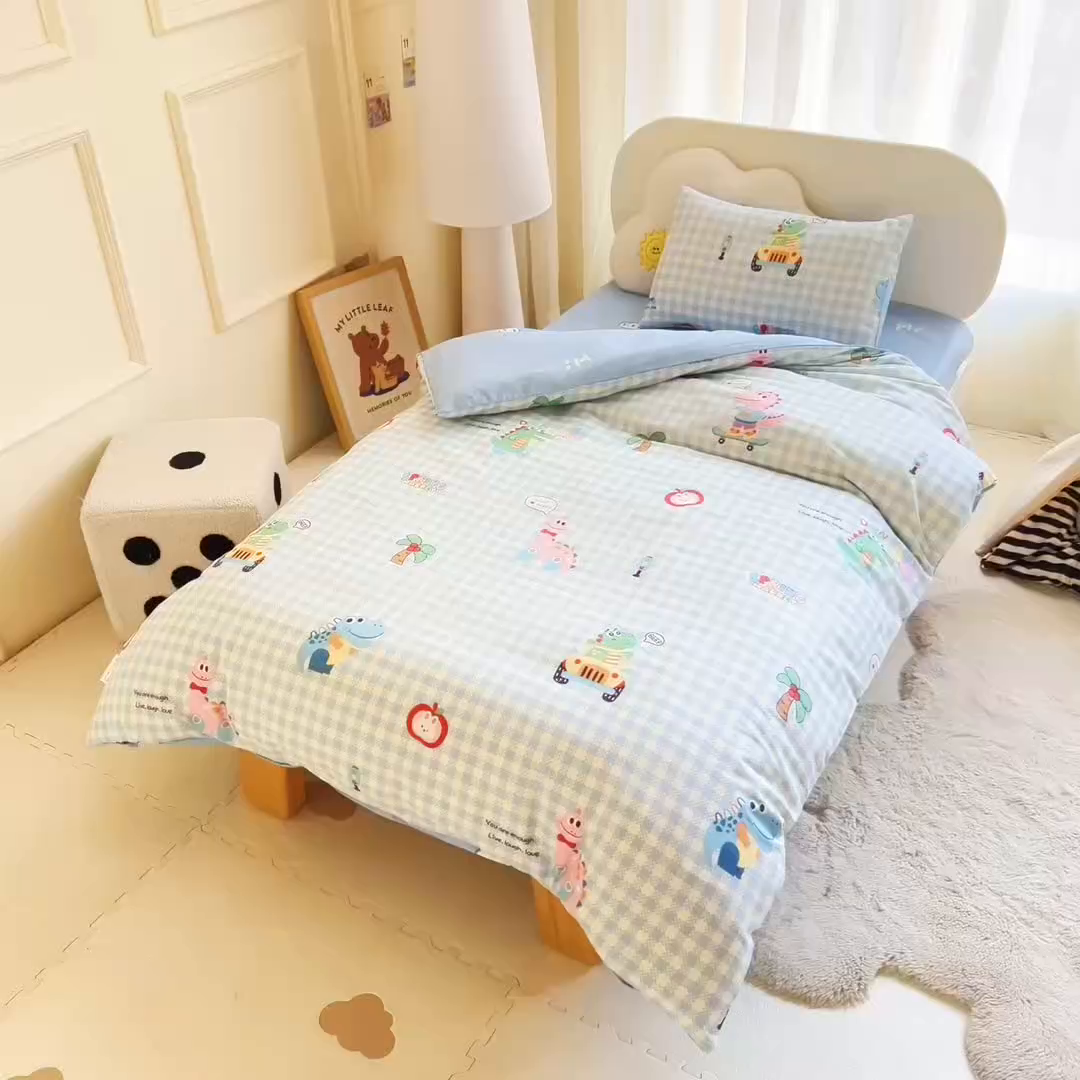 91家纺网 家纺一手货源 找家纺 乐秀家纺 2026新款全棉幼儿园被子三件套卡通纯棉被套被芯六件套 领结小熊