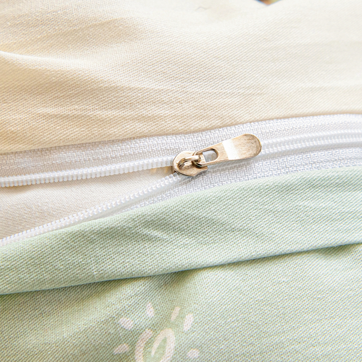 91家纺网 家纺一手货源 找家纺 乐秀家纺 2026新款全棉幼儿园被子三件套卡通纯棉被套被芯六件套 趣味巴士