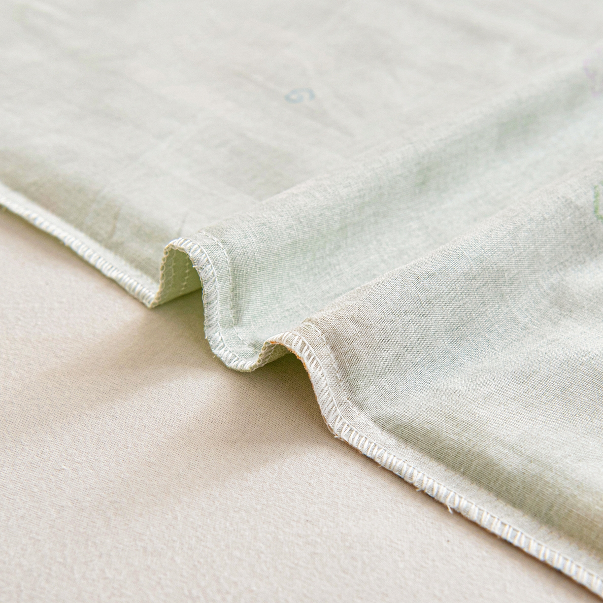 91家纺网 家纺一手货源 找家纺 乐秀家纺 2026新款全棉幼儿园被子三件套卡通纯棉被套被芯六件套 趣味巴士