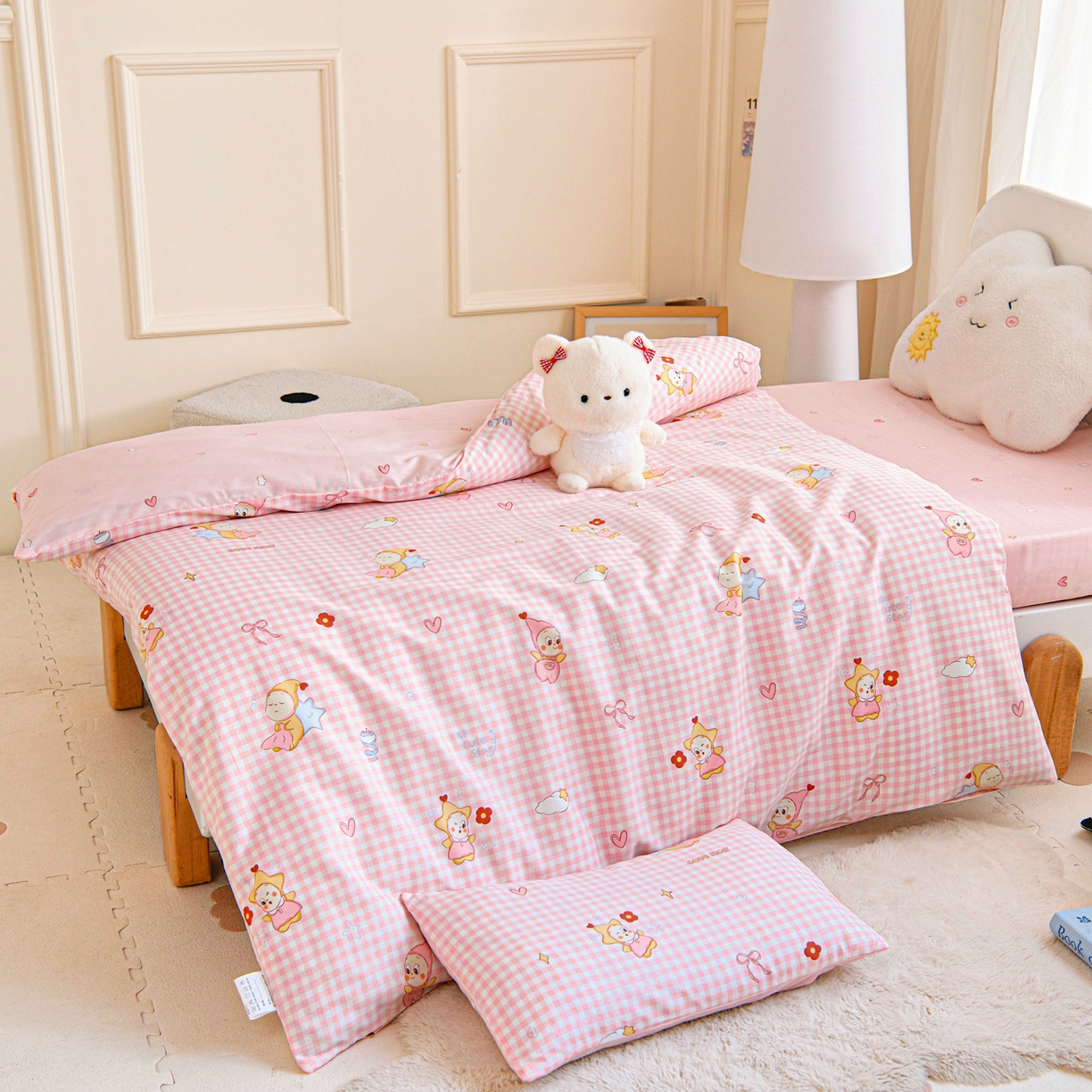 91家纺网 家纺一手货源 找家纺 乐秀家纺 2026新款全棉幼儿园被子三件套卡通纯棉被套被芯六件套 熊猫嬉戏