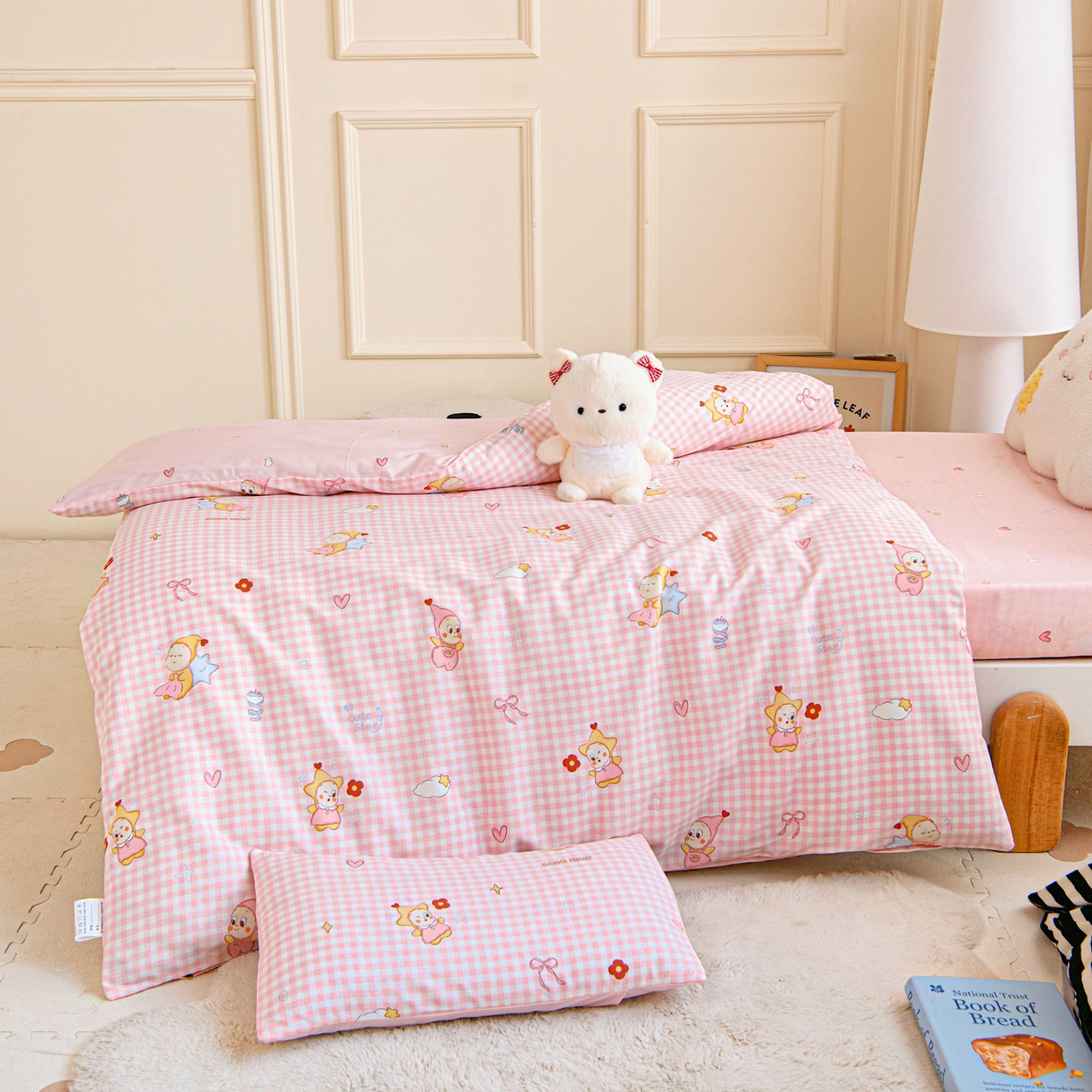 91家纺网 家纺一手货源 找家纺 乐秀家纺 2026新款全棉幼儿园被子三件套卡通纯棉被套被芯六件套 熊猫嬉戏