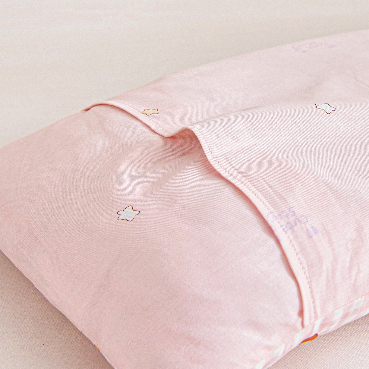 91家纺网 家纺一手货源 找家纺 乐秀家纺 2026新款全棉幼儿园被子三件套卡通纯棉被套被芯六件套 熊猫嬉戏