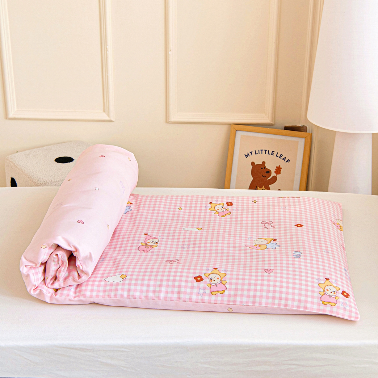 91家纺网 家纺一手货源 找家纺 乐秀家纺 2026新款全棉幼儿园被子三件套卡通纯棉被套被芯六件套 熊猫嬉戏