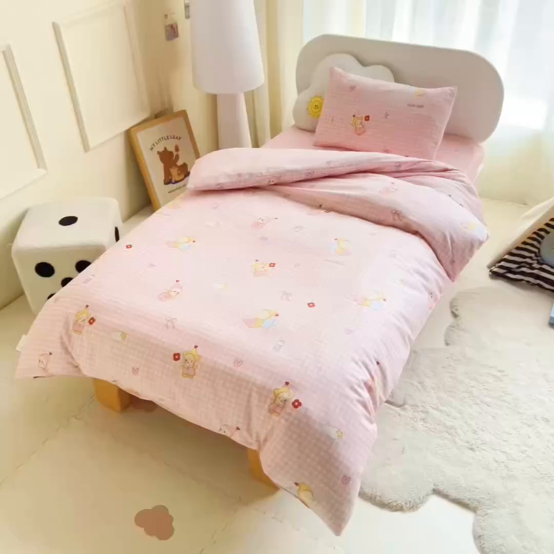 91家纺网 家纺一手货源 找家纺 乐秀家纺 2026新款全棉幼儿园被子三件套卡通纯棉被套被芯六件套 熊猫嬉戏