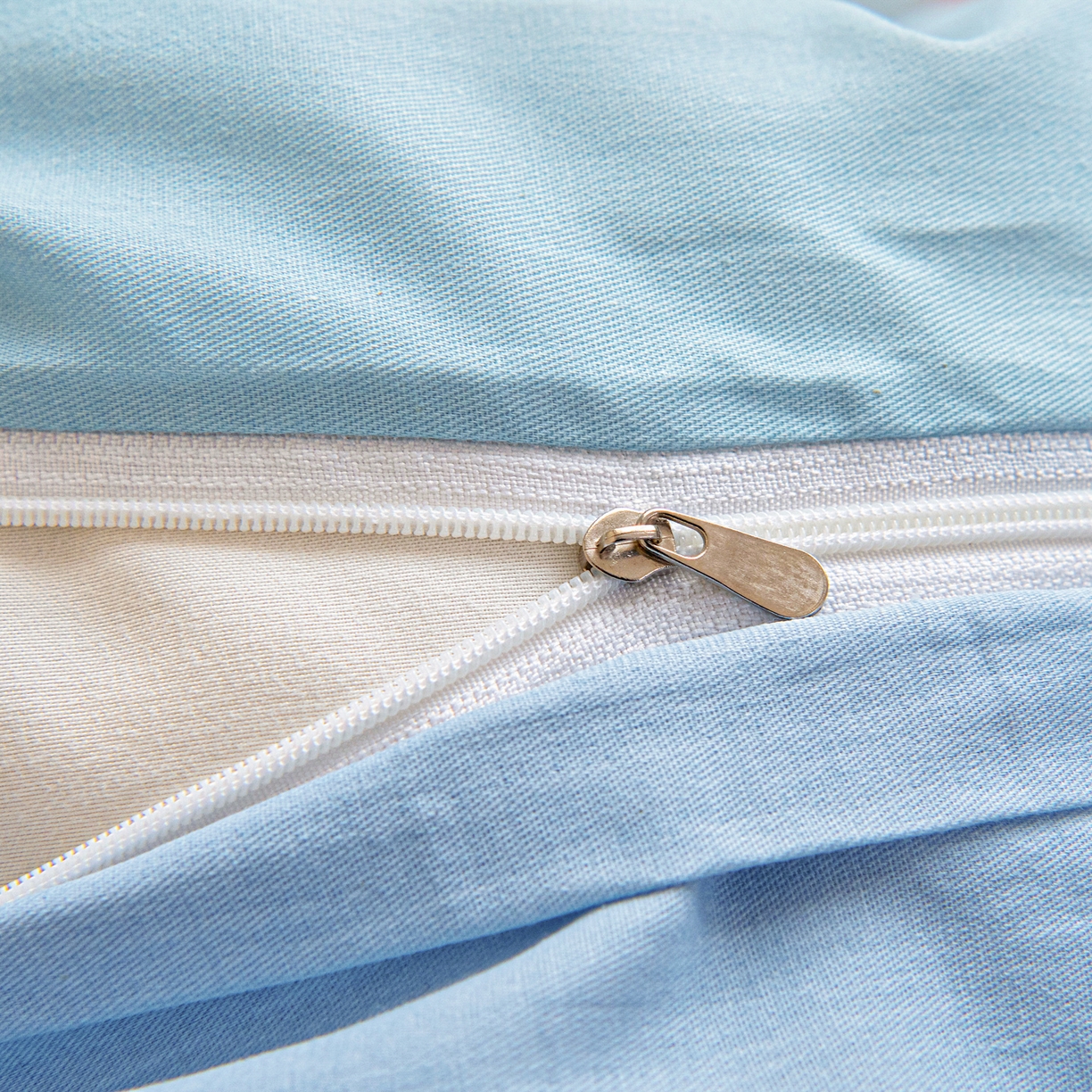 91家纺网 家纺一手货源 找家纺 乐秀家纺 2026新款全棉幼儿园被子三件套卡通纯棉被套被芯六件套 云朵汽车