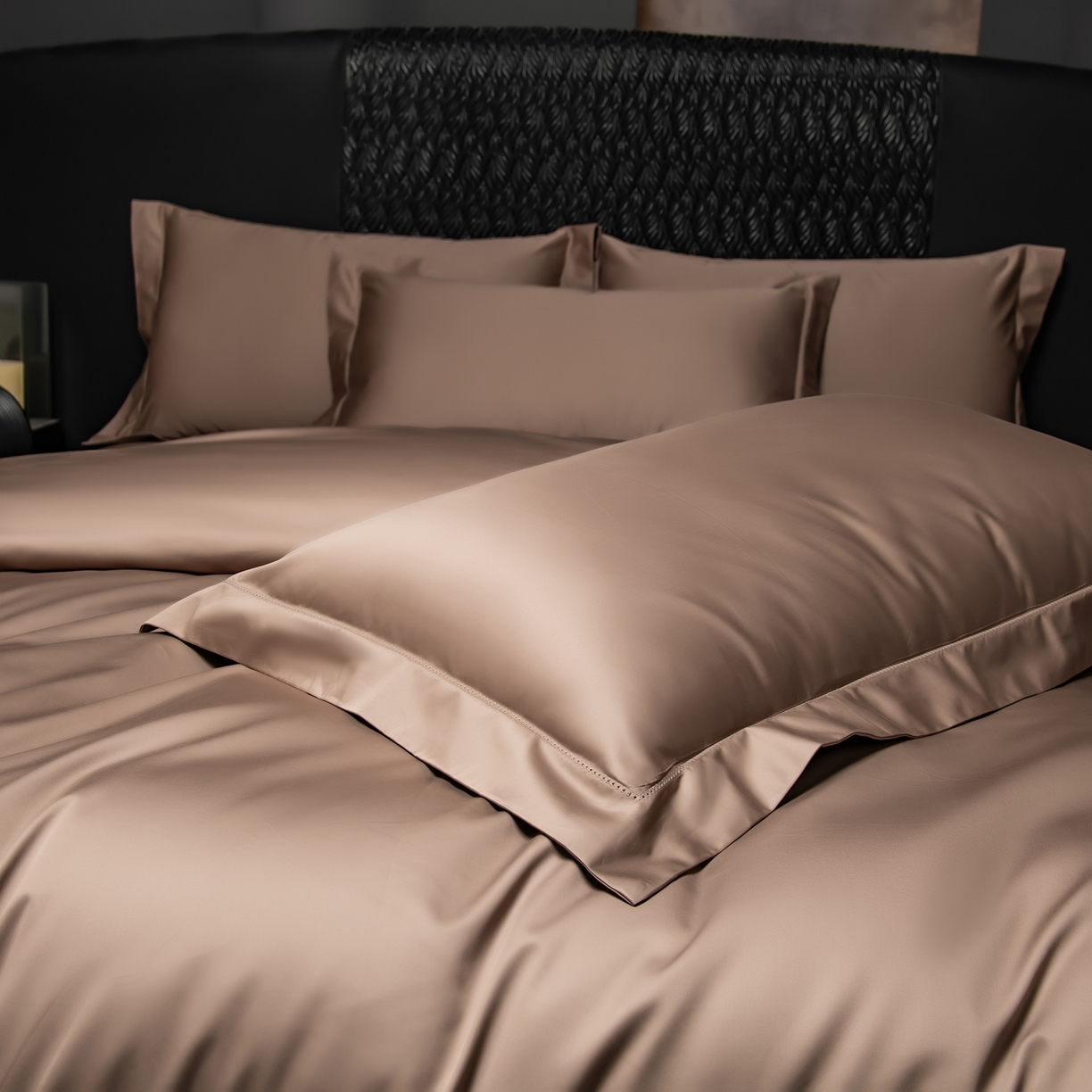 91家纺网 家纺一手货源 找家纺 轩和家居 2026新款高支贡缎长绒棉镂空四件套 慕斯棕