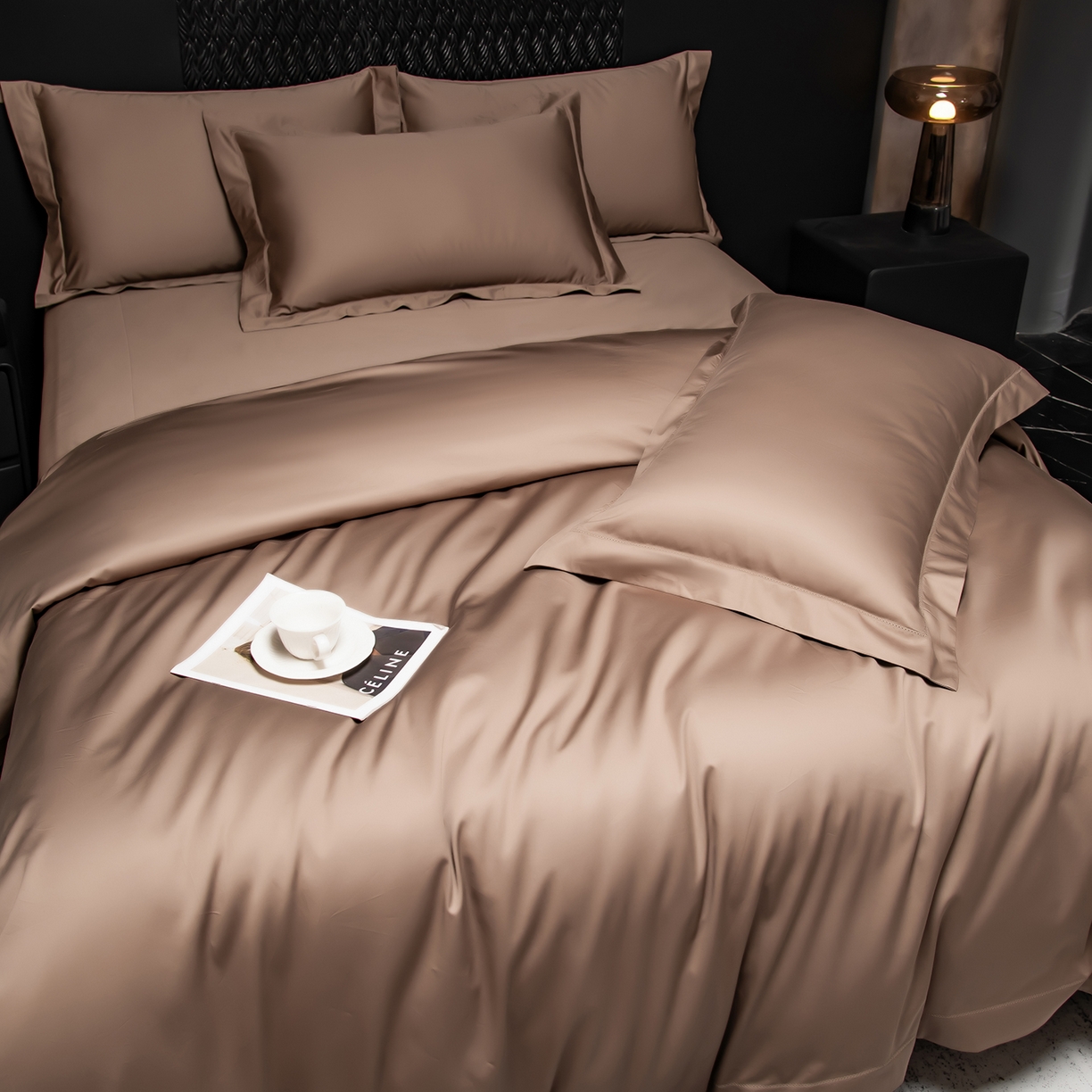 91家纺网 家纺一手货源 找家纺 轩和家居 2026新款高支贡缎长绒棉镂空四件套 慕斯棕