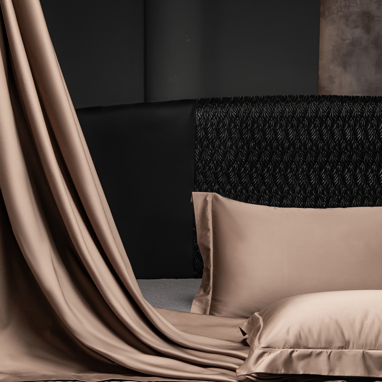 91家纺网 家纺一手货源 找家纺 轩和家居 2026新款高支贡缎长绒棉镂空四件套 慕斯棕