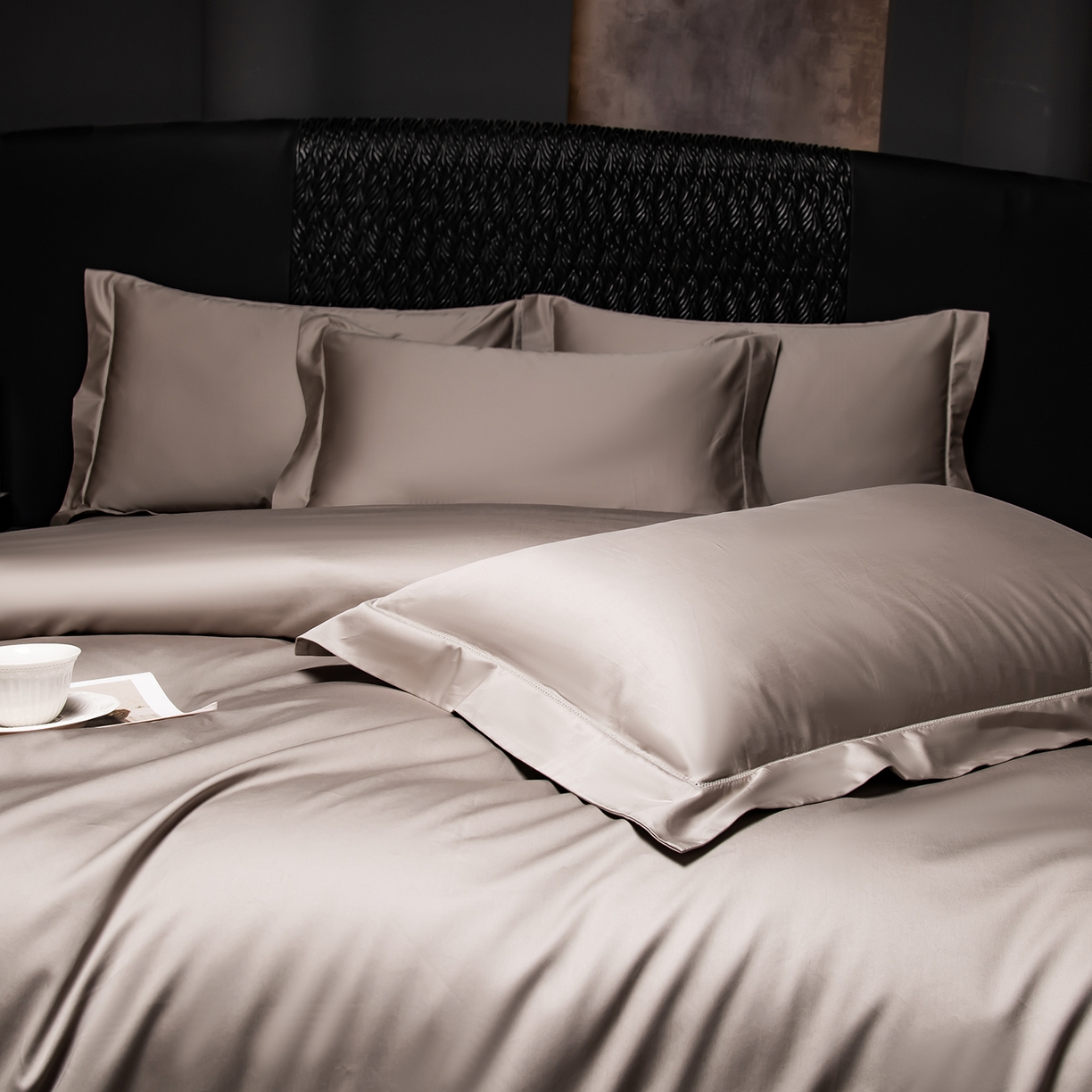 91家纺网 家纺一手货源 找家纺 轩和家居 2026新款高支贡缎长绒棉镂空四件套 幻影灰