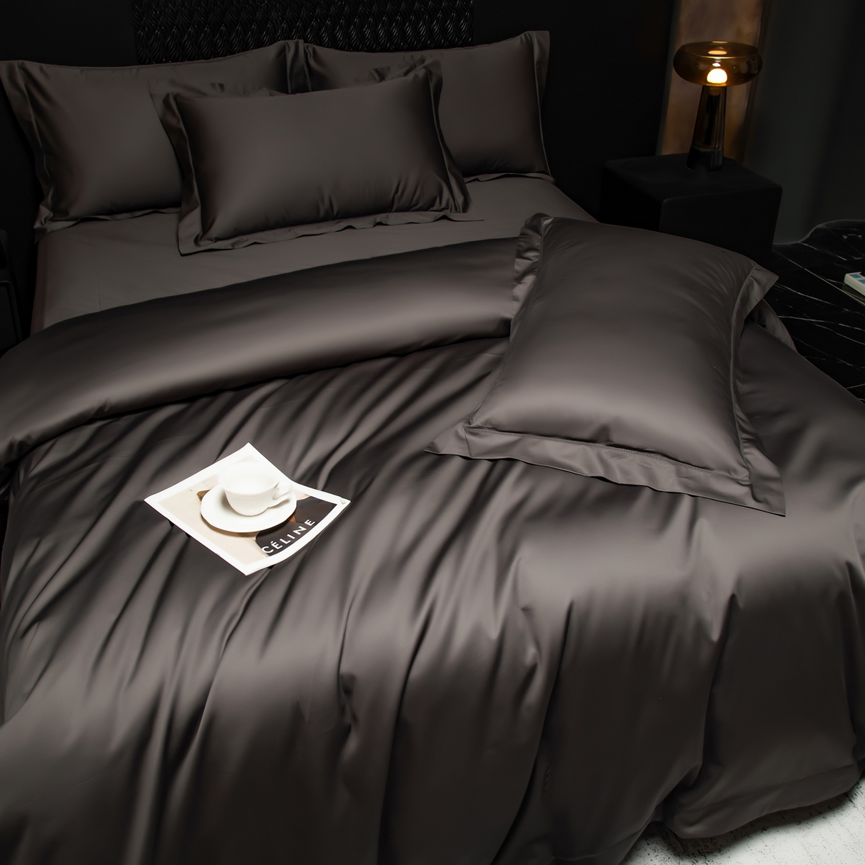 91家纺网 家纺一手货源 找家纺 轩和家居 2026新款高支贡缎长绒棉镂空四件套 夜阑黑