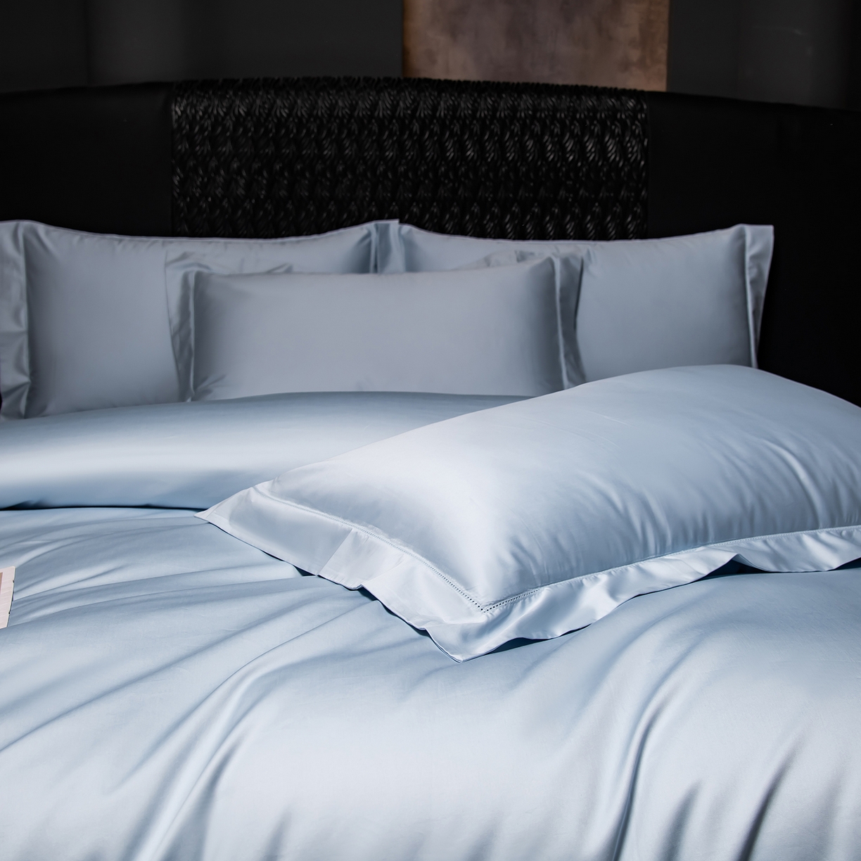 91家纺网 家纺一手货源 找家纺 轩和家居 2026新款高支贡缎长绒棉镂空四件套 晴天蓝