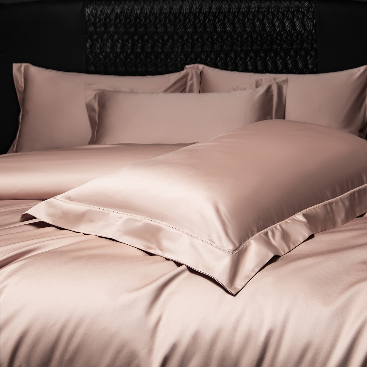 91家纺网 家纺一手货源 找家纺 轩和家居 2026新款高支贡缎长绒棉镂空四件套 茶杏色