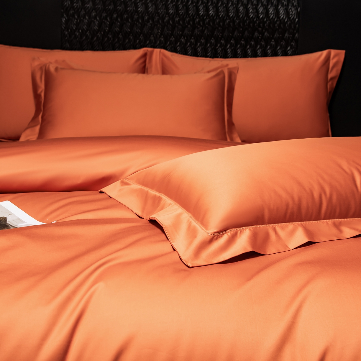 91家纺网 家纺一手货源 找家纺 轩和家居 2026新款高支贡缎长绒棉镂空四件套 琥珀橙