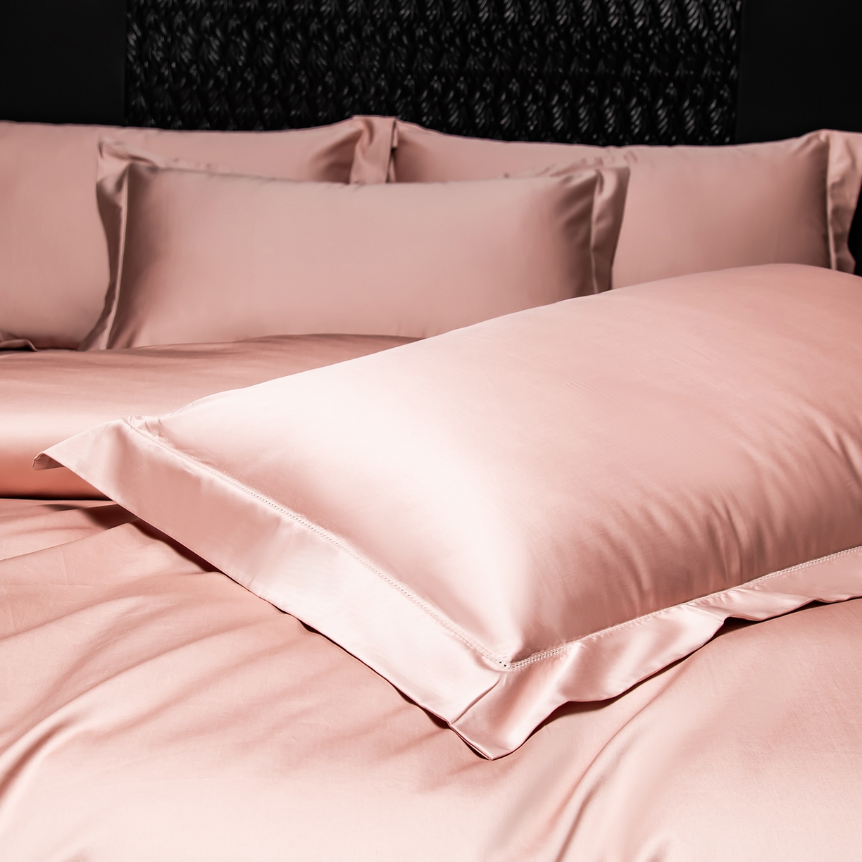 91家纺网 家纺一手货源 找家纺 轩和家居 2026新款高支贡缎长绒棉镂空四件套 落樱粉