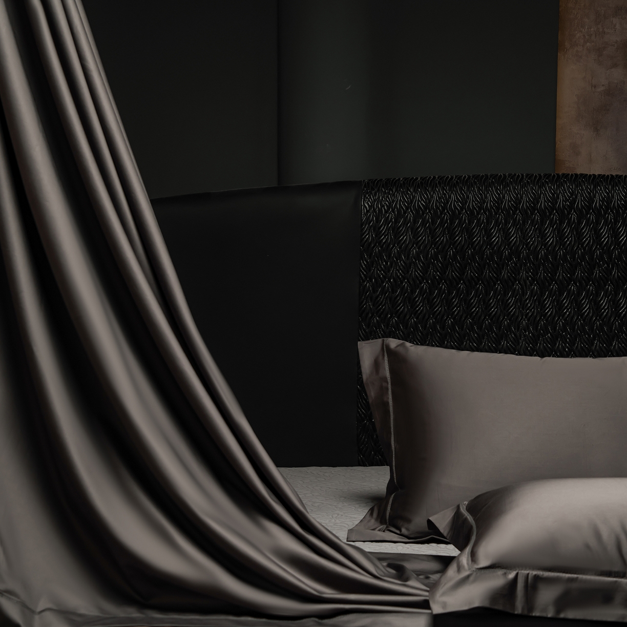 91家纺网 家纺一手货源 找家纺 轩和家居 2026新款高支贡缎长绒棉镂空四件套 夜阑黑