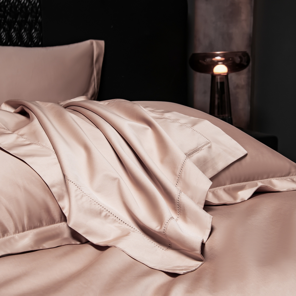 91家纺网 家纺一手货源 找家纺 轩和家居 2026新款高支贡缎长绒棉镂空四件套 茶杏色