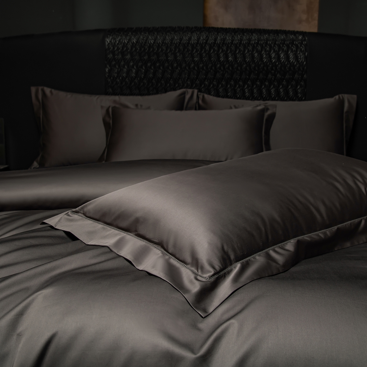 91家纺网 家纺一手货源 找家纺 轩和家居 2026新款高支贡缎长绒棉镂空四件套 夜阑黑