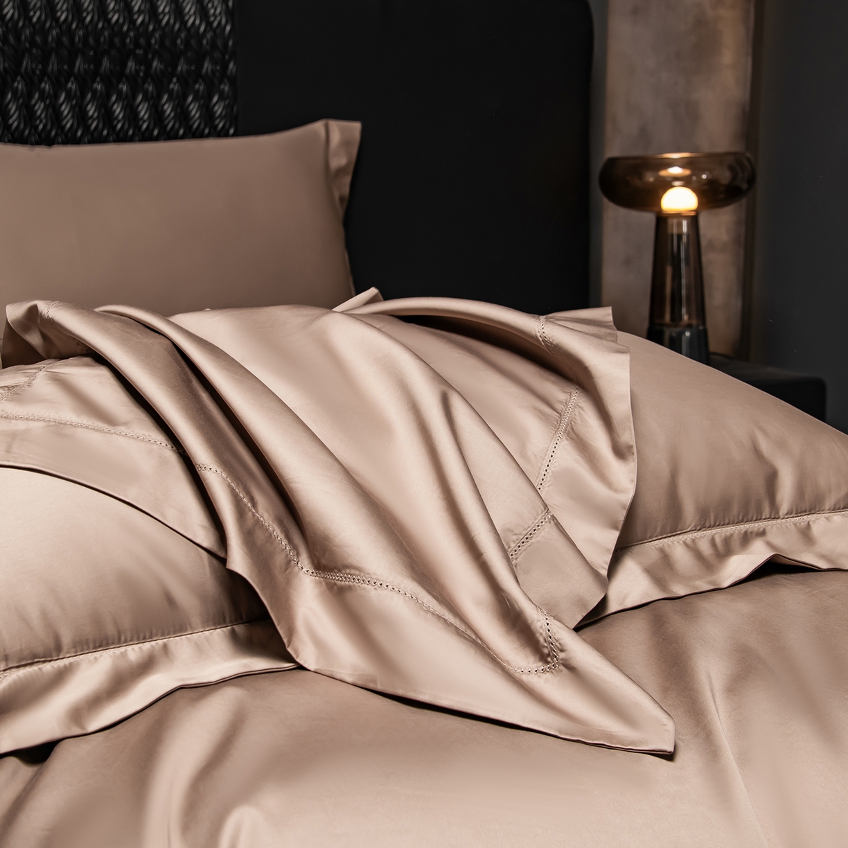 91家纺网 家纺一手货源 找家纺 轩和家居 2026新款高支贡缎长绒棉镂空四件套 慕斯棕