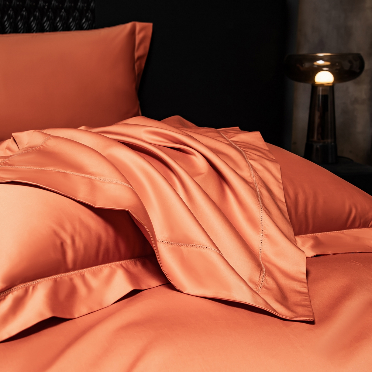 91家纺网 家纺一手货源 找家纺 轩和家居 2026新款高支贡缎长绒棉镂空四件套 琥珀橙