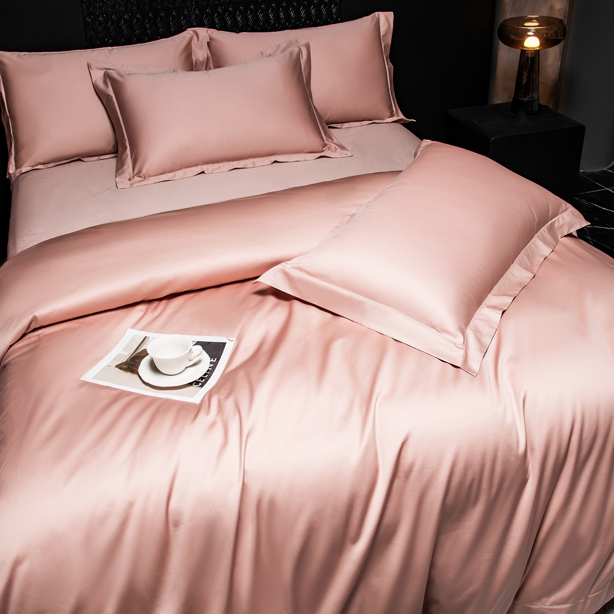 91家纺网 家纺一手货源 找家纺 轩和家居 2026新款高支贡缎长绒棉镂空四件套 落樱粉