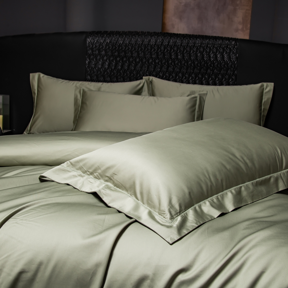 91家纺网 家纺一手货源 找家纺 轩和家居 2026新款高支贡缎长绒棉镂空四件套 松霜绿