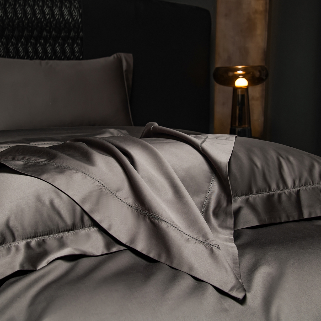 91家纺网 家纺一手货源 找家纺 轩和家居 2026新款高支贡缎长绒棉镂空四件套 夜阑黑