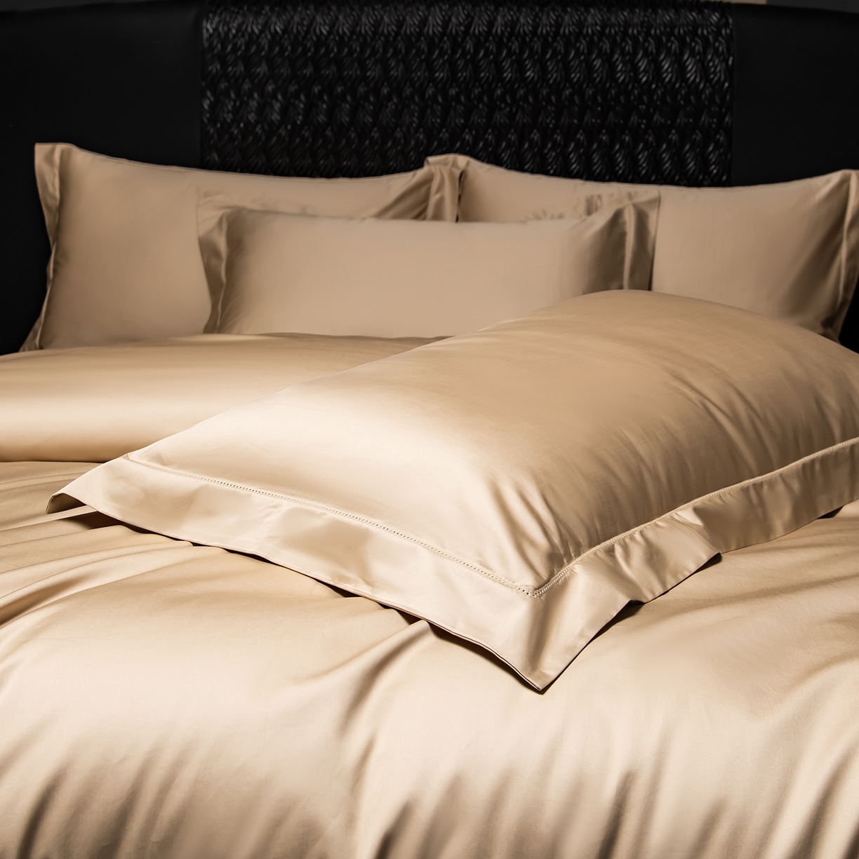 91家纺网 家纺一手货源 找家纺 轩和家居 2026新款高支贡缎长绒棉镂空四件套 鎏金色