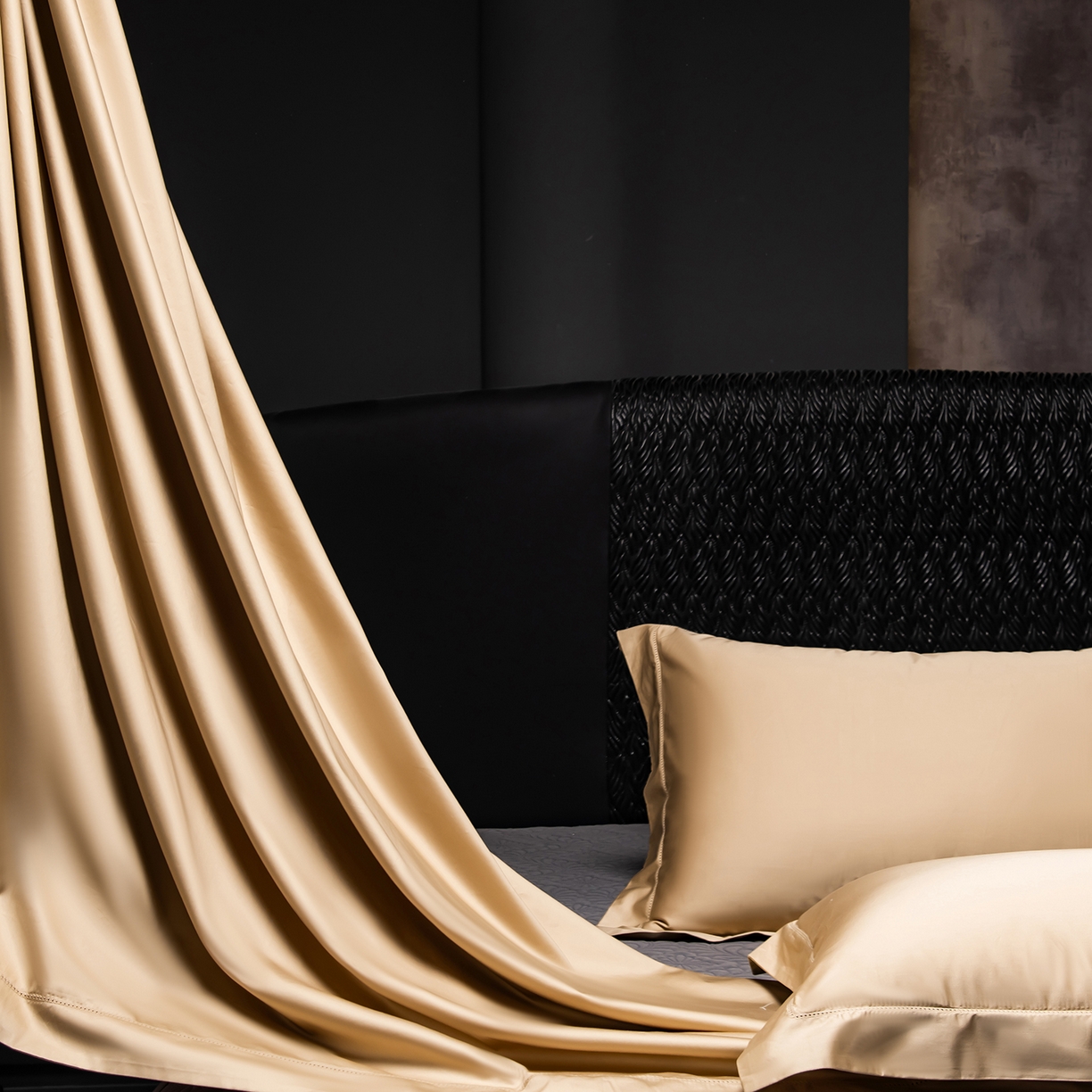 91家纺网 家纺一手货源 找家纺 轩和家居 2026新款高支贡缎长绒棉镂空四件套 鎏金色