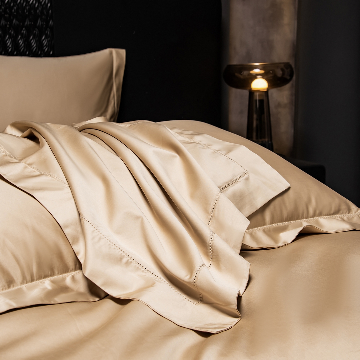 91家纺网 家纺一手货源 找家纺 轩和家居 2026新款高支贡缎长绒棉镂空四件套 鎏金色