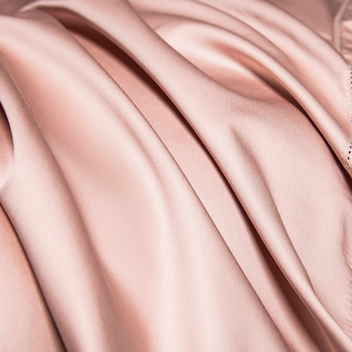 91家纺网 家纺一手货源 找家纺 轩和家居 2026新款高支贡缎长绒棉镂空四件套 落樱粉