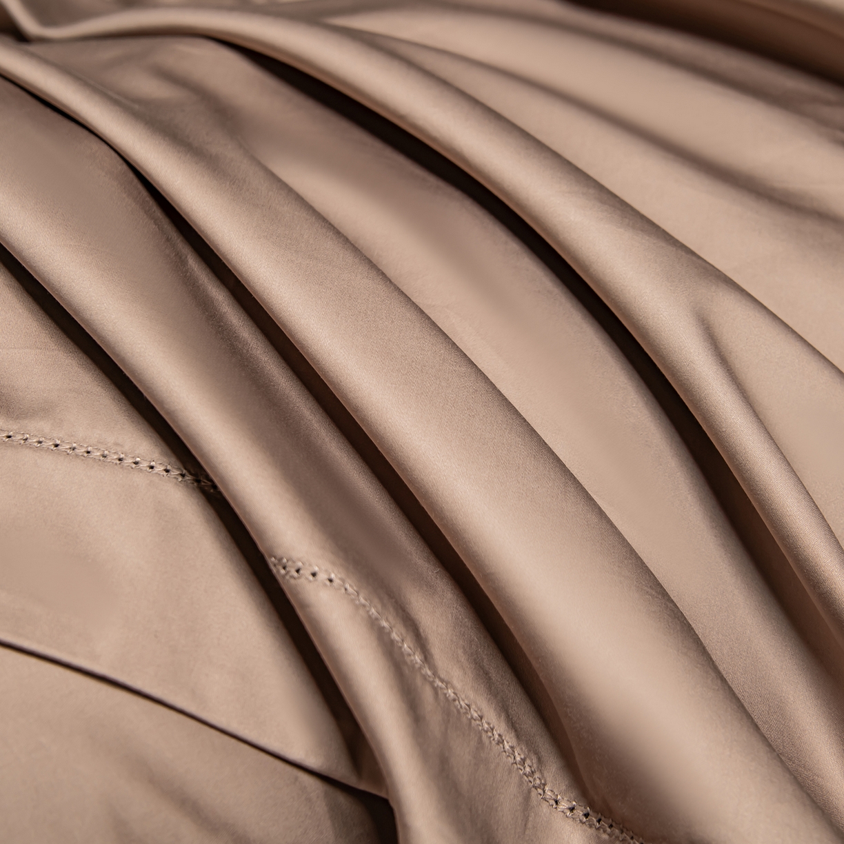 91家纺网 家纺一手货源 找家纺 轩和家居 2026新款高支贡缎长绒棉镂空四件套 慕斯棕