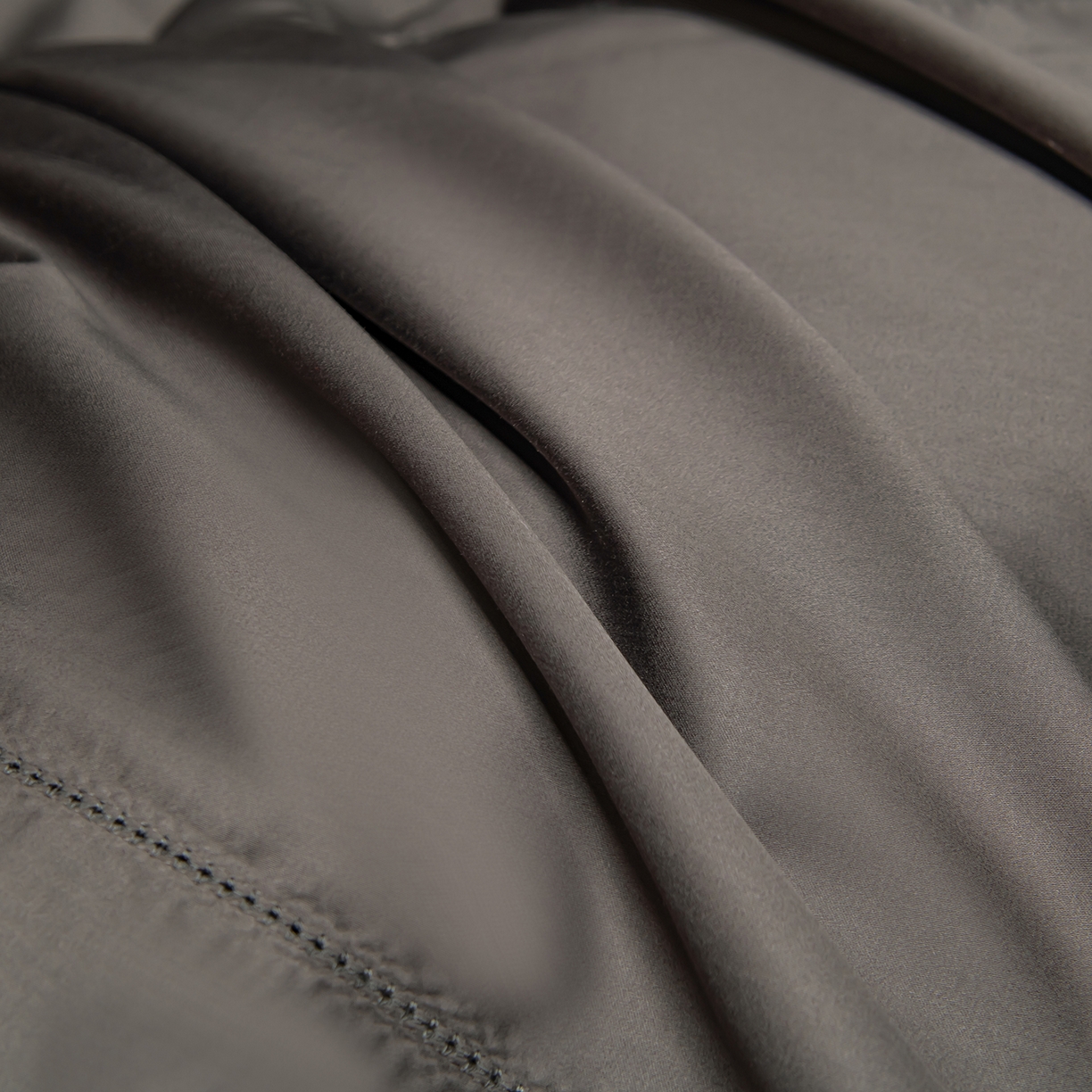 91家纺网 家纺一手货源 找家纺 轩和家居 2026新款高支贡缎长绒棉镂空四件套 夜阑黑