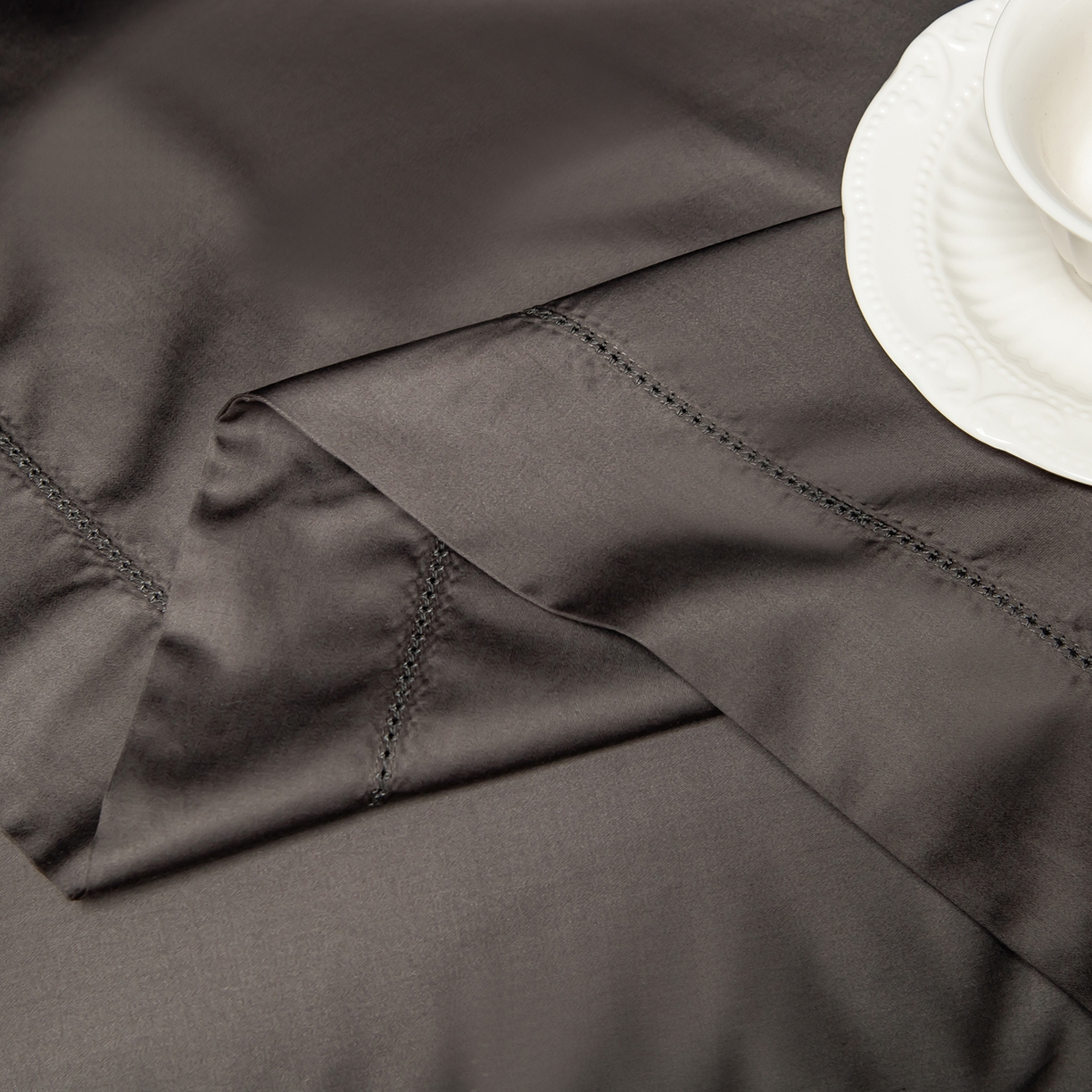 91家纺网 家纺一手货源 找家纺 轩和家居 2026新款高支贡缎长绒棉镂空四件套 夜阑黑