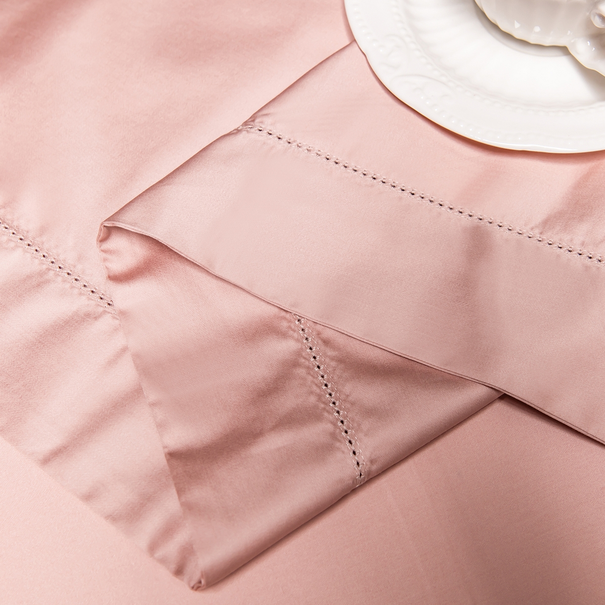 91家纺网 家纺一手货源 找家纺 轩和家居 2026新款高支贡缎长绒棉镂空四件套 落樱粉