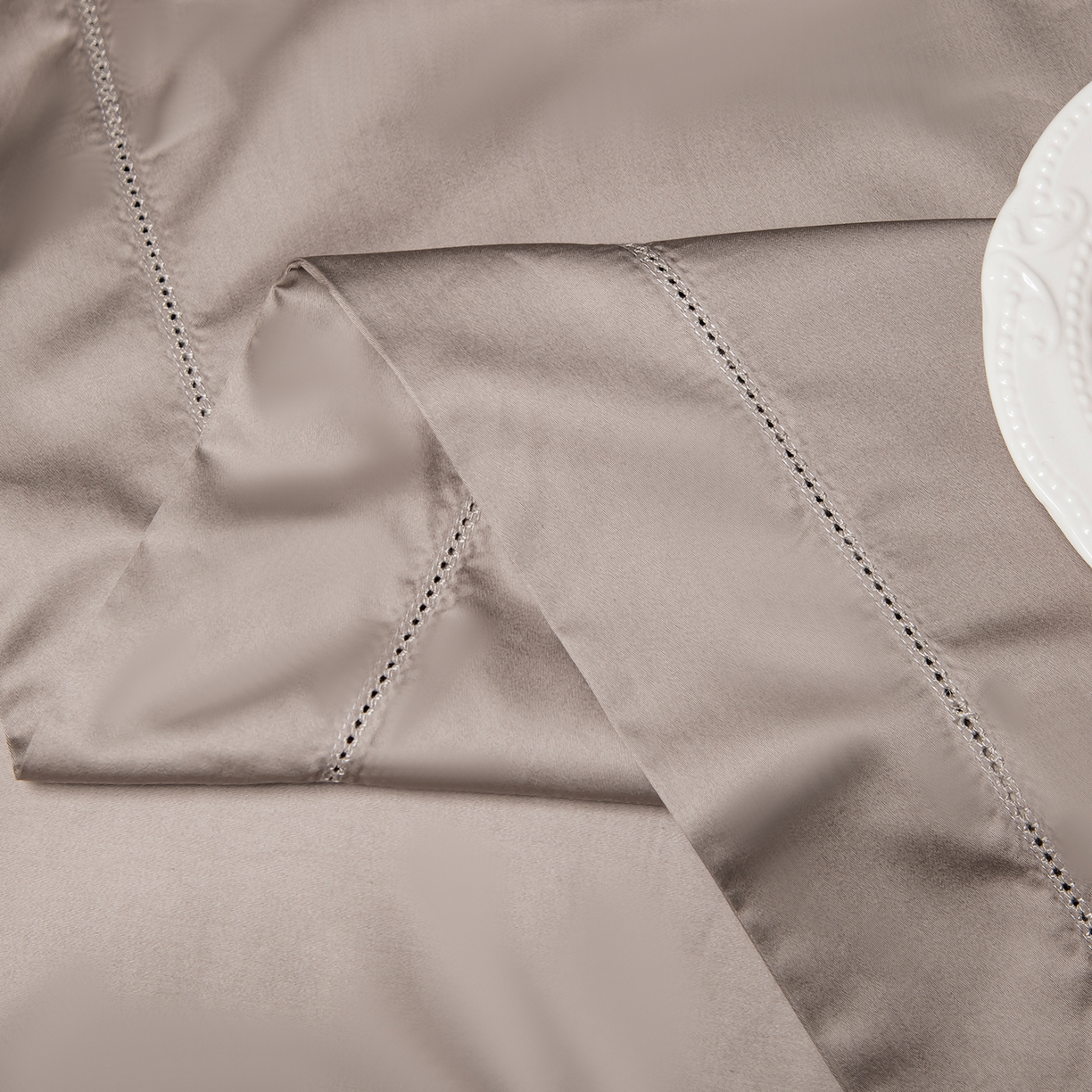 91家纺网 家纺一手货源 找家纺 轩和家居 2026新款高支贡缎长绒棉镂空四件套 幻影灰